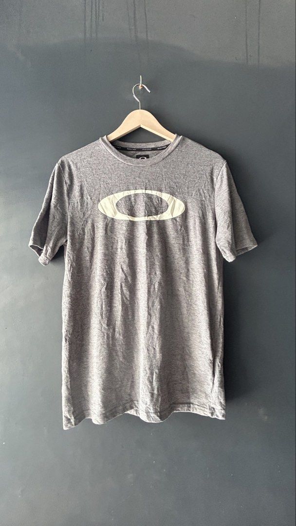 Oakley (20W 27L) (Category: Tshirts & Polo Shirts ) located in General Santos City (Dadiangas). Submitted by moana_thrifts (Listing ID 1468090670, Image 1). Description: Dimes: 20x 27.