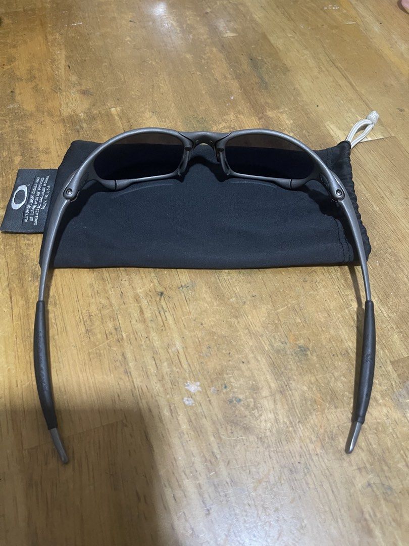 Oakley Juliet Sunglasses with Microfiber Bag (Category: Sunglasses & Eyewear) located in Manila. Submitted by brahma806 (Listing ID 1468129546, Image 2). Description: For sale Original Oakley juliet 1st gen Coupler needs repair No other issue .