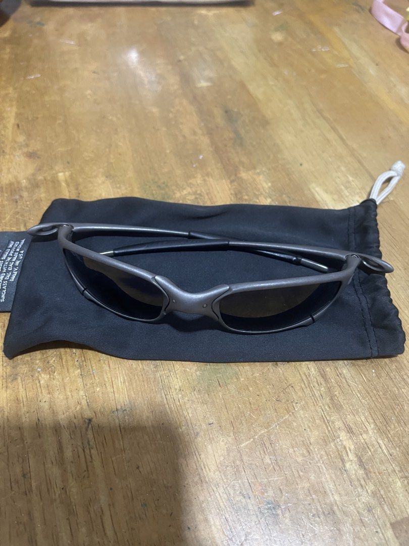 Oakley Juliet Sunglasses with Microfiber Bag (Category: Sunglasses & Eyewear) located in Manila. Submitted by brahma806 (Listing ID 1468129546, Image 3). Description: For sale Original Oakley juliet 1st gen Coupler needs repair No other issue .
