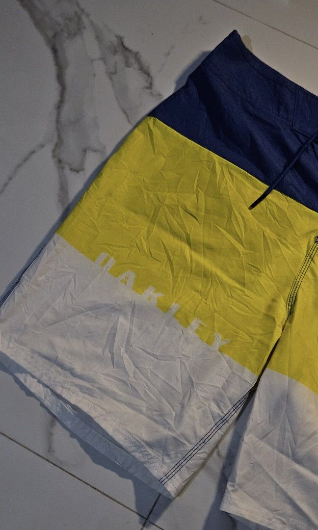 Oakley Men’s Board Shorts (Category: Swim Trunks & Board Shorts) located in Aroroy. Submitted by gabrizz_y (Listing ID 1468251723, Image 2). Description: Size 33 Issue: None Color Rate: 9/10.