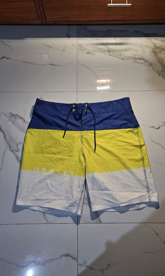 Oakley Men’s Board Shorts (Category: Swim Trunks & Board Shorts) located in Aroroy. Submitted by gabrizz_y (Listing ID 1468251723, Image 1). Description: Size 33 Issue: None Color Rate: 9/10.