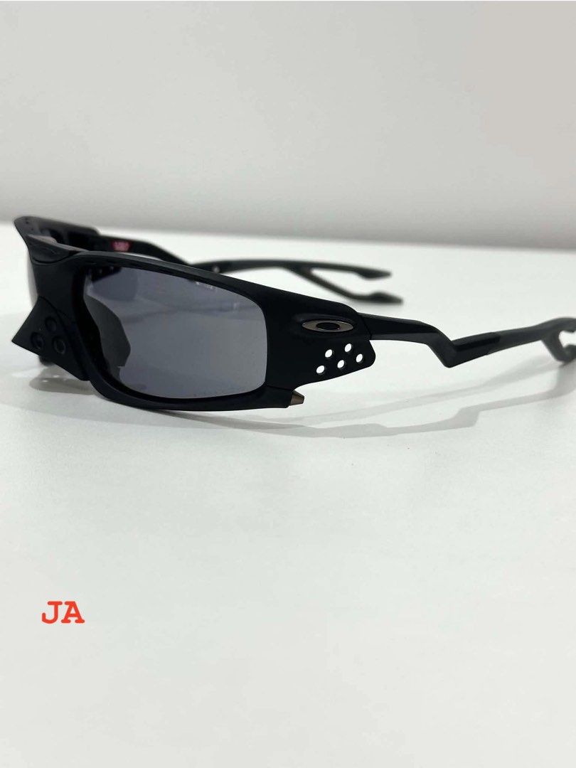 Oakley Plantaris SQ (Category: Sunglasses & Eyewear) located in Manila. Submitted by jrlamon2686414 (Listing ID 1468112994, Image 2). Description: - Model: Oakley Plantaris SQ - Color: Matte black frame with prizm lenses - Inclusions: Original Oakley storage case and decorative box BNEW RFS: Doesn’t fit me well.