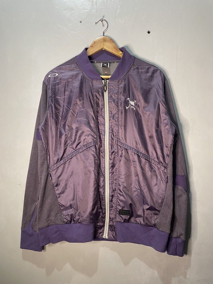 Oakley purple nylon jacket vtg (Category: Coats, Jackets and Outerwear) located in Binan City. Submitted by miguelcubelo (Listing ID 1468180724, Image 1). Description: condition: very good color rate: 9.5/10 size: XL on tag but fit in Large dimes: 22”W x 26.5”L issue: NONE❌ ₱1,200.