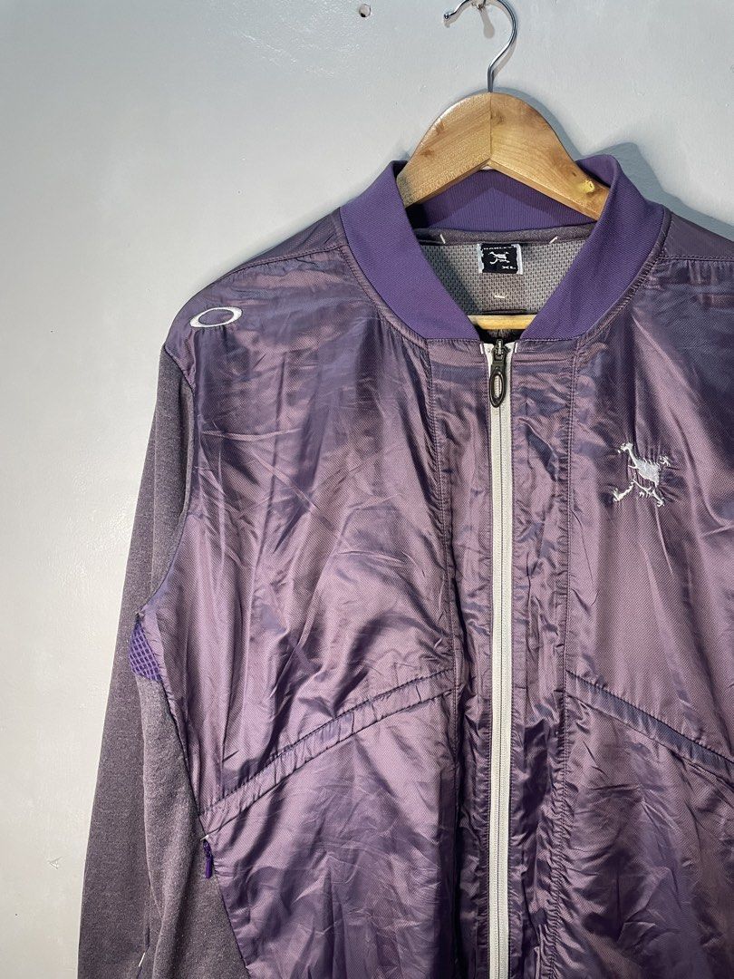 Oakley purple nylon jacket vtg (Category: Coats, Jackets and Outerwear) located in Binan City. Submitted by miguelcubelo (Listing ID 1468180724, Image 3). Description: condition: very good color rate: 9.5/10 size: XL on tag but fit in Large dimes: 22”W x 26.5”L issue: NONE❌ ₱1,200.