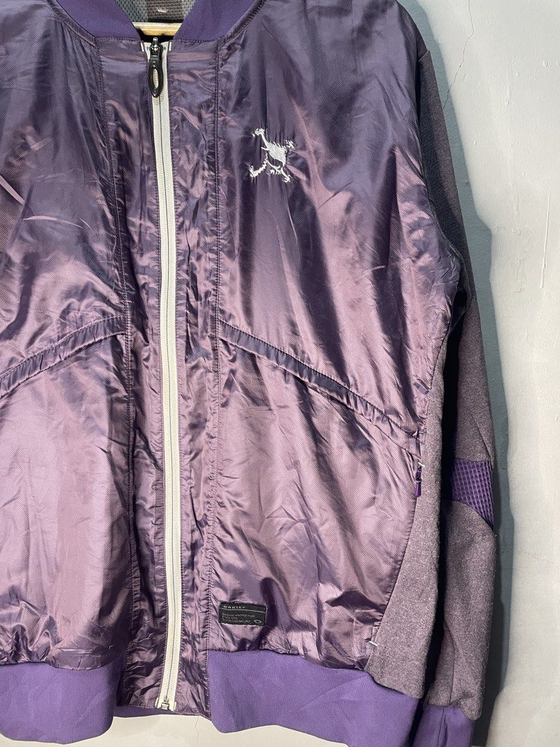 Oakley purple nylon jacket vtg (Category: Coats, Jackets and Outerwear) located in Binan City. Submitted by miguelcubelo (Listing ID 1468180724, Image 2). Description: condition: very good color rate: 9.5/10 size: XL on tag but fit in Large dimes: 22”W x 26.5”L issue: NONE❌ ₱1,200.