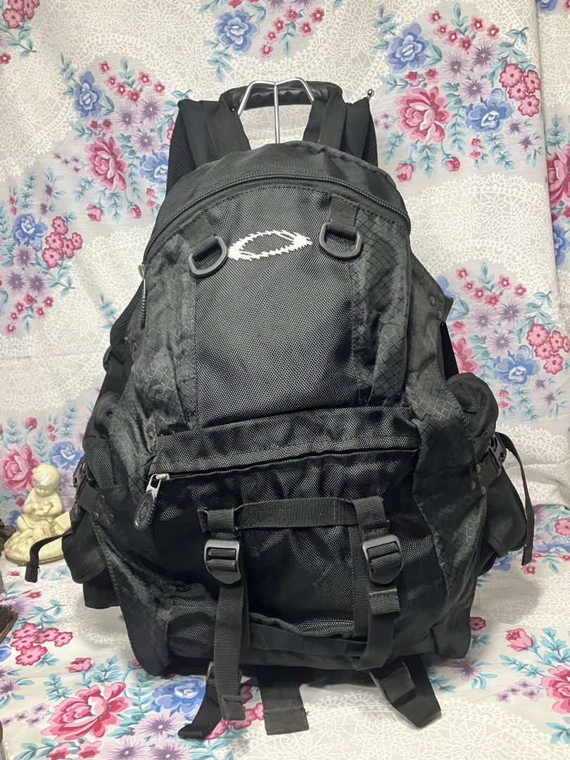 OAKLEY SOFTWARE BLACK TACTICAL TECHWEAR BACKPACK (Category: Backpacks) located in General Mariano Alvarez. Submitted by adonid (Listing ID 1468154907, Image 1). Description: OAKLEY SOFTWARE BLACK TACTICAL TECHWEAR BACKPACK GOOD CONDITION NORMAL SIGN OF USAGE ONLY .