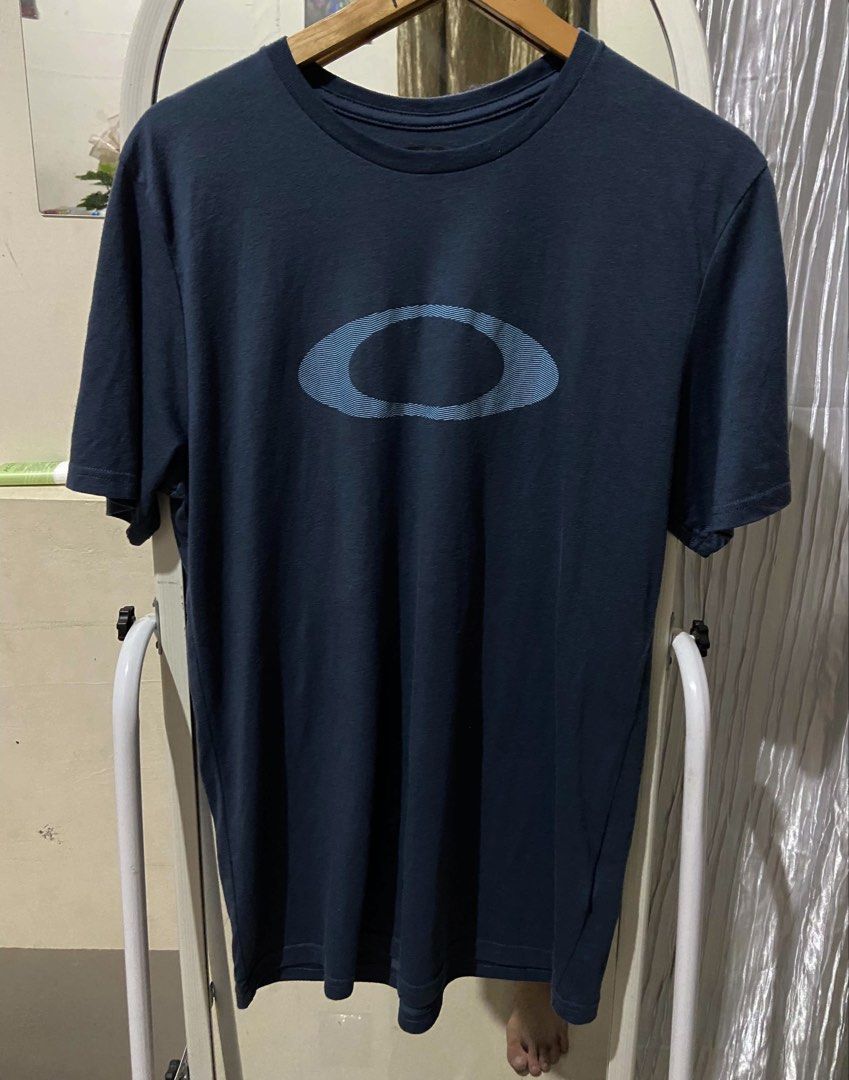Oakley tee (Category: Tshirts & Polo Shirts ) located in General Trias. Submitted by luxfinds2019 (Listing ID 1468236857, Image 2). Description: Oakley tee! 799 shipped Fits medium 20by28.5 Excellent to new No issue Pm.