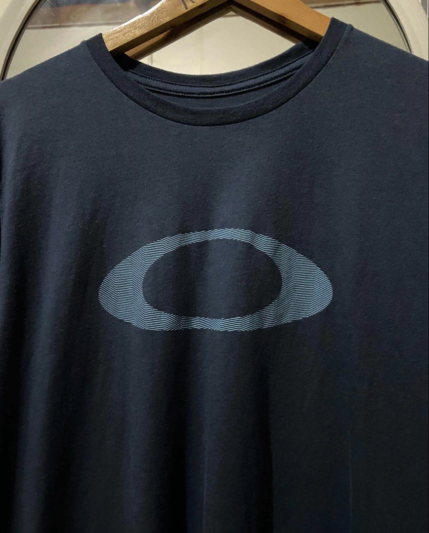 Oakley tee (Category: Tshirts & Polo Shirts ) located in General Trias. Submitted by luxfinds2019 (Listing ID 1468236857, Image 3). Description: Oakley tee! 799 shipped Fits medium 20by28.5 Excellent to new No issue Pm.