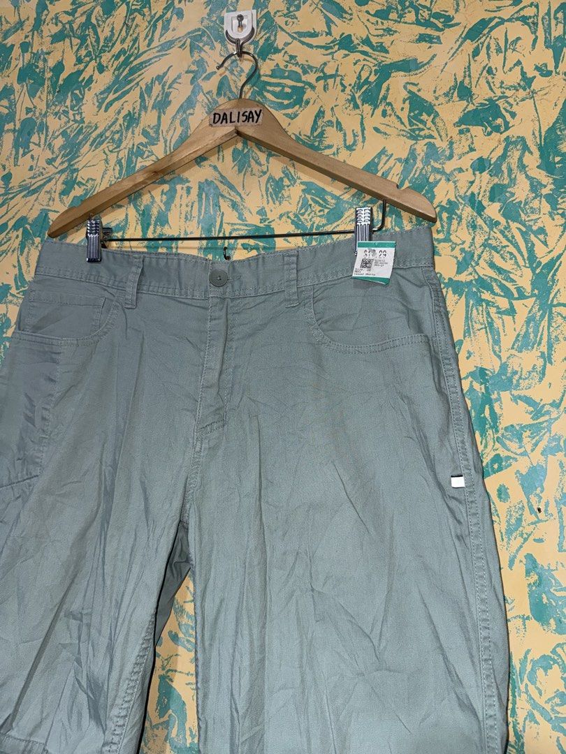 Oakley Walkshort Size 34 Length 20 (Category: Shorts) located in Manila. Submitted by thebadthrift (Listing ID 1468189489, Image 3). Description: Oakley Walkshort • Size : 34 on tag (Length 20) • Very good condition • No issue • 750 + SF SOLID NA SOLID PA SA PERSONAL ‼️ No to Cod❌Cop️📌 📍Sampaloc,manila.