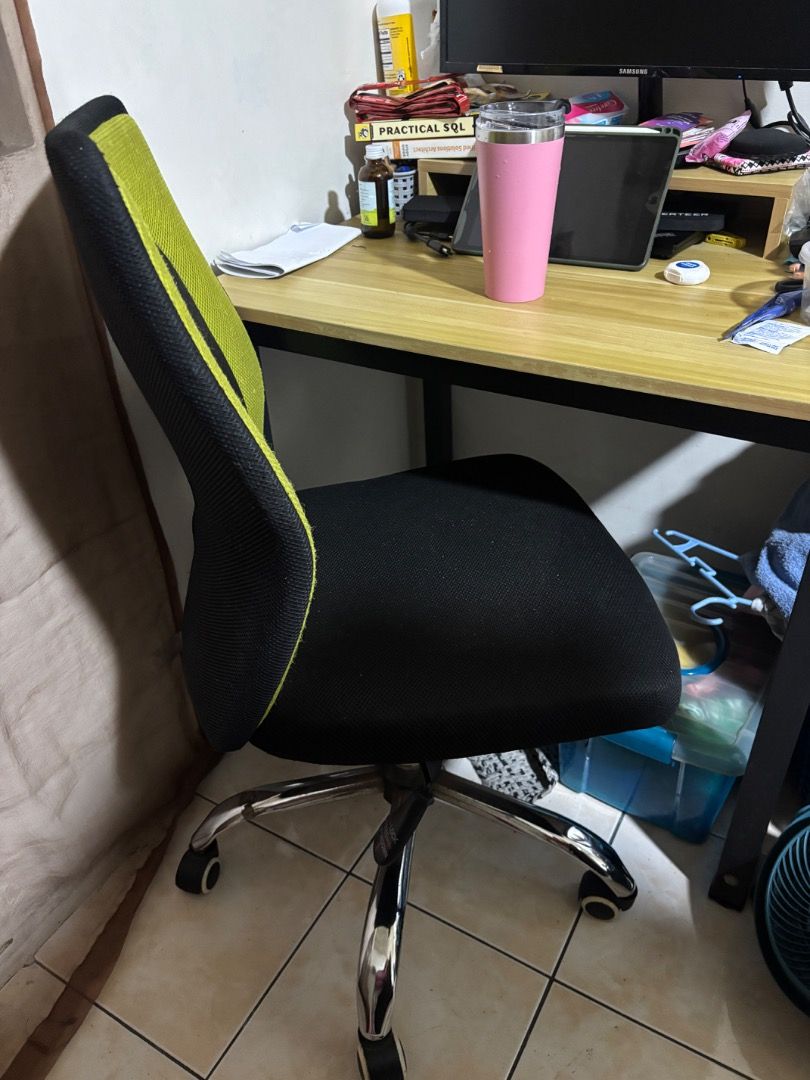 Office chair (Category: Office Furniture & Fixtures) located in Manila. Submitted by cyrineravina (Listing ID 1468181644, Image 2). Description: - Breathable mesh backing with a stylish bright lime green accent - Comfortable solid black fabric seat cushion - Sturdy chrome metal base with five smooth-rolling caster wheels - Easy-to-use height adjustment lever under the seat - Sturdy frame built for comfortable daily seating.