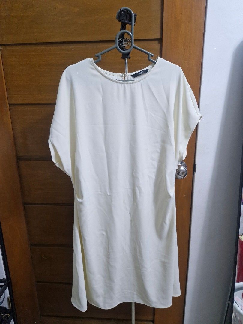 Off-white short sleeve crew neck dress (Category: Dresses) located in Manila. Submitted by rein.beyaa (Listing ID 1468198383, Image 1). Description: - Color: Off-white - Length: Knee-length - Neckline: Crew neck - Sleeves: Short sleeves - Fabric: Smooth with a lovely drape - Style: Clean, solid color, versatile for work or casual wear - Condition: Brand new / Excellent.