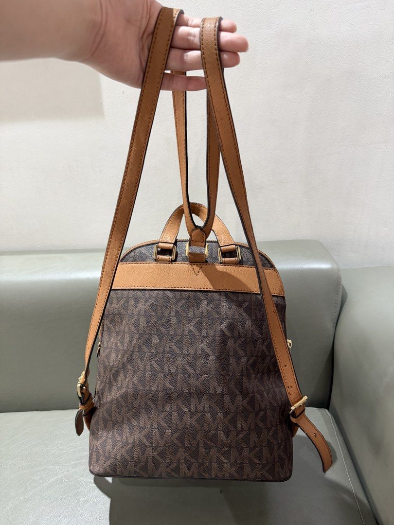 💯OG Michael Kors Backpack (Category: Backpacks) located in Pasig City. Submitted by roxannecawaling (Listing ID 1468145690, Image 3). Description: 📍Pasig -decluttering -💯 OG, ❌not ukay.