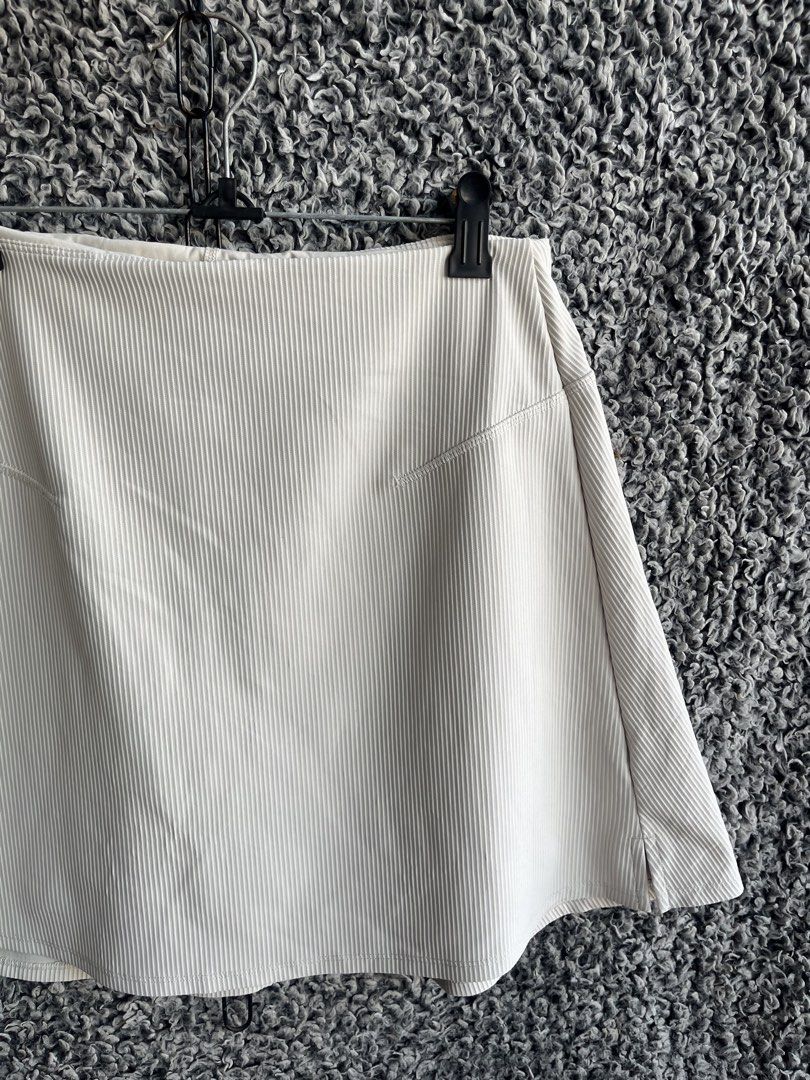 Old Navy Extra High-Rise PowerSoft Rib-Knit Skort. | Size M (Category: Skirts) located in General Trias. Submitted by zrchustle.604 (Listing ID 1468280834, Image 2). Description: Old Navy Extra High-Rise PowerSoft Rib-Knit Skort. This versatile athletic bottom combines a classic A-line mini silhouette with built-in undershorts. It is crafted from the brand's performance-oriented, moisture-wicking PowerSoft fabric, featuring a distinct vertically 