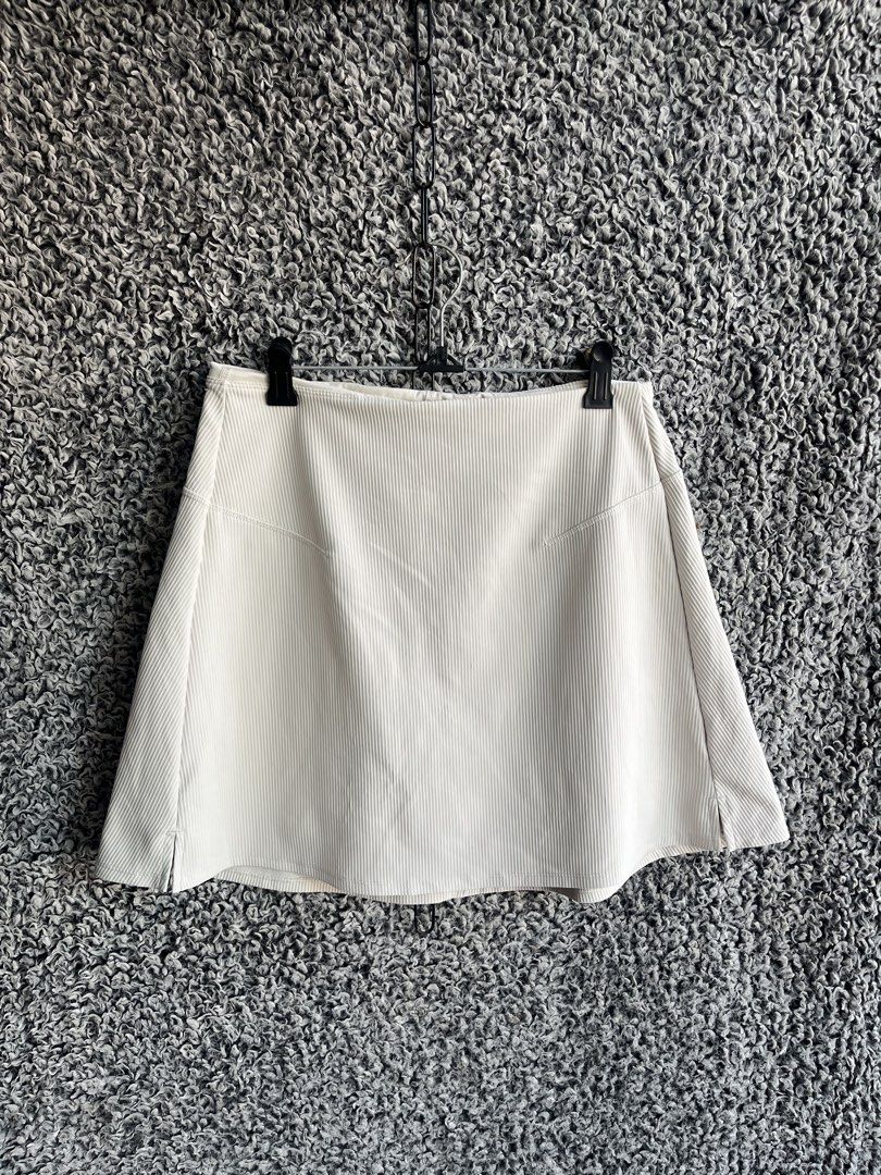 Old Navy Extra High-Rise PowerSoft Rib-Knit Skort. | Size M (Category: Skirts) located in General Trias. Submitted by zrchustle.604 (Listing ID 1468280834, Image 1). Description: Old Navy Extra High-Rise PowerSoft Rib-Knit Skort. This versatile athletic bottom combines a classic A-line mini silhouette with built-in undershorts. It is crafted from the brand's performance-oriented, moisture-wicking PowerSoft fabric, featuring a distinct vertically 