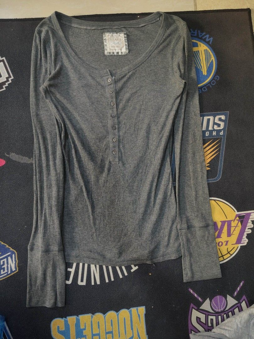 Old Navy Gray Ribbed Long Sleeve Henley Top Medium (Category: Longsleeves) located in Quezon City. Submitted by andreialej28522 (Listing ID 1468061381, Image 1). Description: - Brand: Old Navy - Color: Gray - Size: Medium (fits true to size) - Material: Soft stretch fabric - Design: Ribbed texture, scoop neckline, functional front button placket, long sleeves with extended cuffs - Condition: Great, clean, smoke-free home - Perfect for layering du