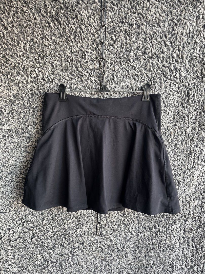 Old Navy PowerSoft Tennis Skort | Size M (Category: Skirts) located in General Trias. Submitted by zrchustle.604 (Listing ID 1468280691, Image 1). Description: Old Navy activewear skort in black, featuring a layered flounce design and a curved seam below the comfortable flat waistband. This versatile piece is typically part of the Old Navy PowerSoft line, known for its smooth, moisture-wicking fabric and built-in bike shorts perfect for tennis, p