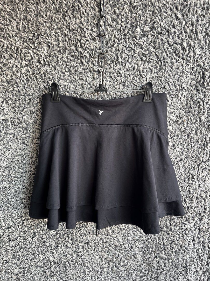 Old Navy PowerSoft Tennis Skort | Size M (Category: Skirts) located in General Trias. Submitted by zrchustle.604 (Listing ID 1468280691, Image 2). Description: Old Navy activewear skort in black, featuring a layered flounce design and a curved seam below the comfortable flat waistband. This versatile piece is typically part of the Old Navy PowerSoft line, known for its smooth, moisture-wicking fabric and built-in bike shorts perfect for tennis, p