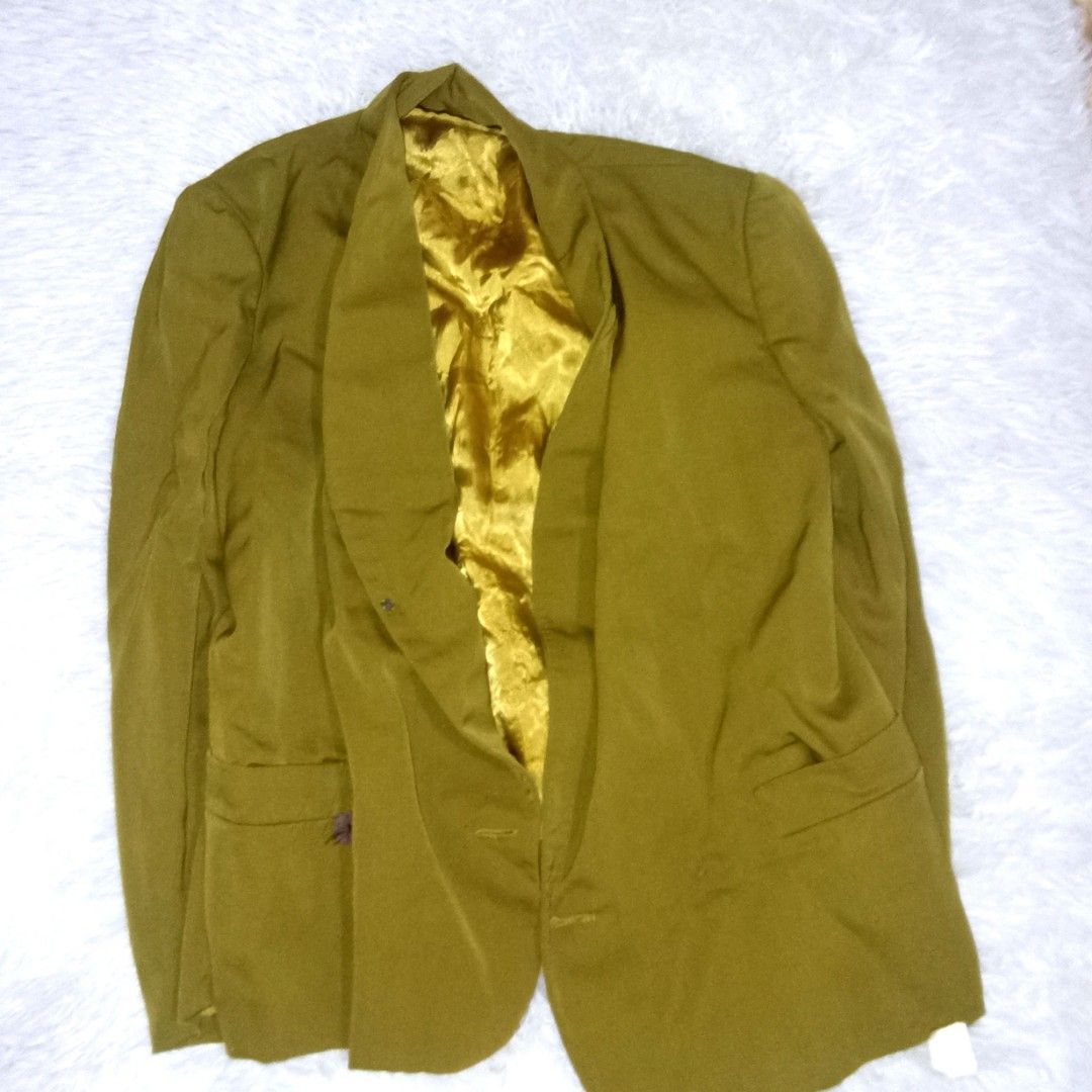 Olive Green Coat (Category: Coats, Jackets and Outerwear) located in Manila. Submitted by goldenmountain.e4137d (Listing ID 1468186858, Image 1). Description: Quality is good. Thick lining, full lining. One button missing, just replace it. Medium to Large..