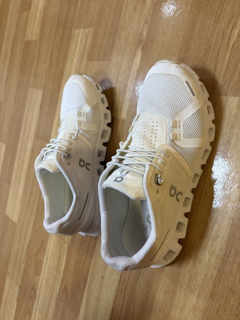 On Cloud White Running Shoes Size US W7 EU38 (Category: Sneakers) located in Muntinlupa City. Submitted by secondhandlove12345 (Listing ID 1468124594, Image 2). Description: - Brand: On Cloud - Color: White - Size: US W7 / UK5 / EU38 / JP24 - Features: Swiss engineering, lightweight mesh upper, speed lacing setup - Condition: Uppers are clean with minor signs of walking; soles show dirt and wear from previous use - Best for: Comfortable everyday 