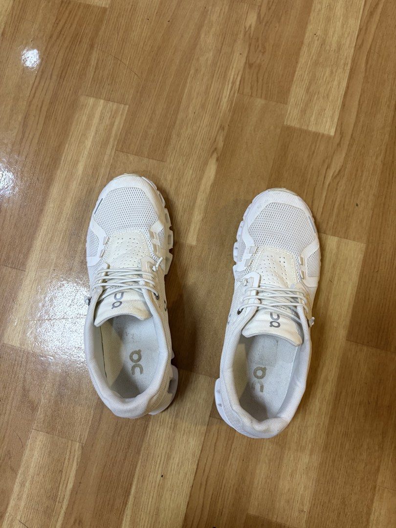 On Cloud White Running Shoes Size US W7 EU38 (Category: Sneakers) located in Muntinlupa City. Submitted by secondhandlove12345 (Listing ID 1468124594, Image 1). Description: - Brand: On Cloud - Color: White - Size: US W7 / UK5 / EU38 / JP24 - Features: Swiss engineering, lightweight mesh upper, speed lacing setup - Condition: Uppers are clean with minor signs of walking; soles show dirt and wear from previous use - Best for: Comfortable everyday 