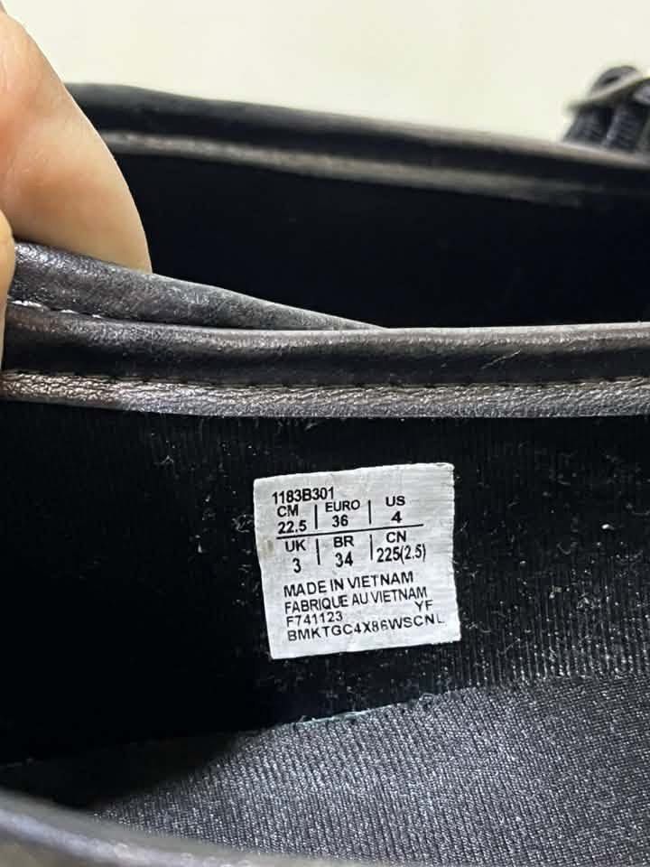 Onitsuka Tiger Ballet Flats (Category: Flats & Sandals) located in Manila. Submitted by hey.mdelo192 (Listing ID 1468123995, Image 3). Description: PRELOVED SHOES ONITSUKA TIGER BALLET FLATS - ₱700 (OEM NOT AUT) - SIZE 36 EURO - BLACK METALLIC GRAY - NO BOX INCLUDED ISSUE: hindi siya totally sira, 'yung paint 'yung tumuklap. LOCATION: TS CRUZ MOP: bank transfer or gcash MOD: lalamove, j&t, or pickup.