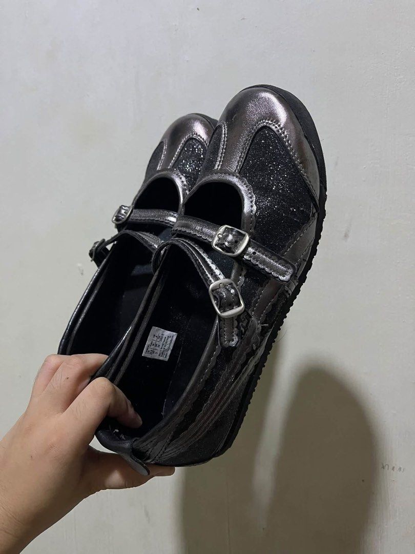 Onitsuka Tiger Ballet Flats (Category: Flats & Sandals) located in Manila. Submitted by hey.mdelo192 (Listing ID 1468123995, Image 1). Description: PRELOVED SHOES ONITSUKA TIGER BALLET FLATS - ₱700 (OEM NOT AUT) - SIZE 36 EURO - BLACK METALLIC GRAY - NO BOX INCLUDED ISSUE: hindi siya totally sira, 'yung paint 'yung tumuklap. LOCATION: TS CRUZ MOP: bank transfer or gcash MOD: lalamove, j&t, or pickup.