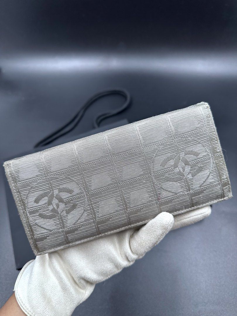💯Original C HA N E L Long Wallet (Category: Luxury Bags & Wallets) located in Cebu City. Submitted by jam_bagelyas (Listing ID 1468061639, Image 2). Description: holo sticker intact includes orig box.