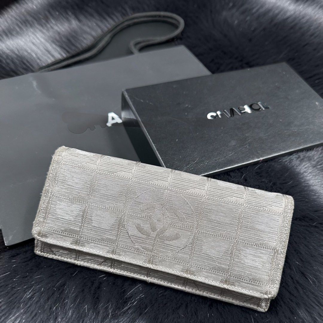 💯Original C HA N E L Long Wallet (Category: Luxury Bags & Wallets) located in Cebu City. Submitted by jam_bagelyas (Listing ID 1468061639, Image 1). Description: holo sticker intact includes orig box.