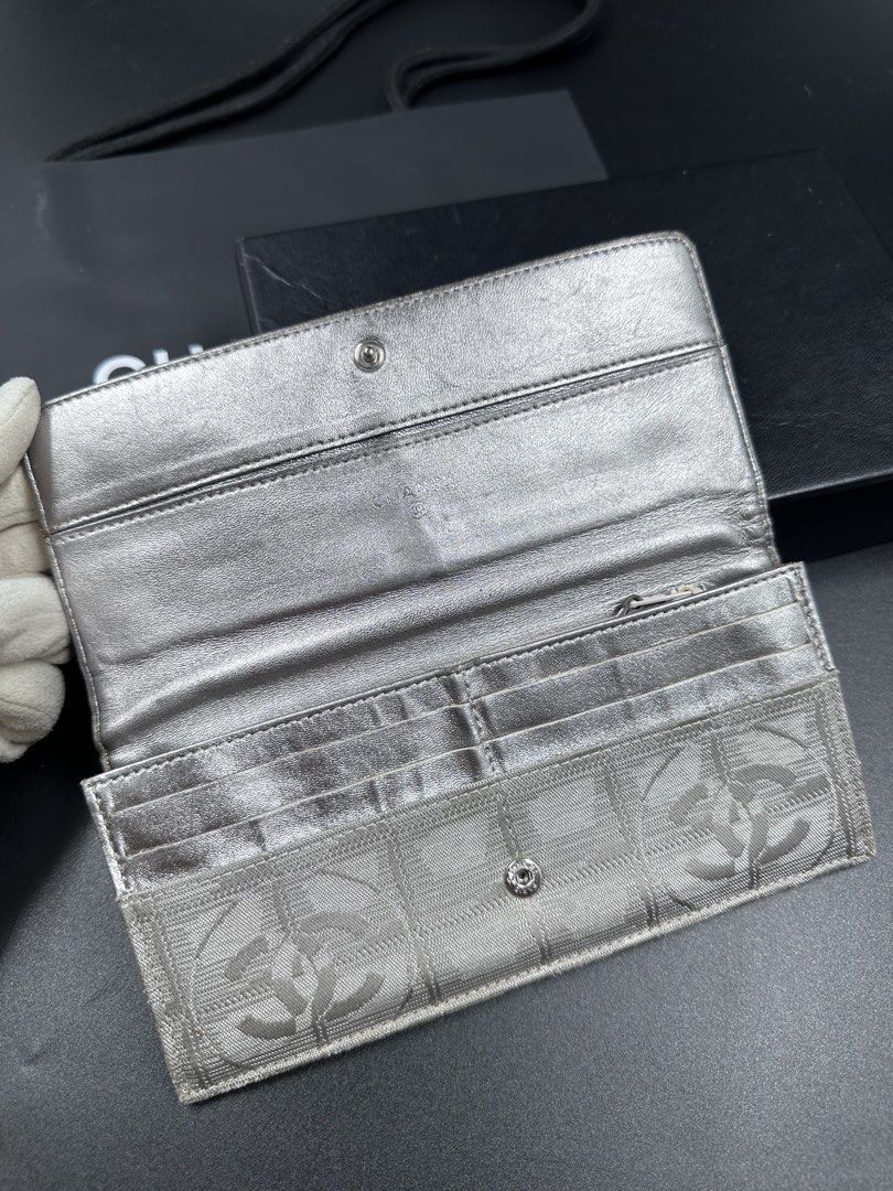 💯Original C HA N E L Long Wallet (Category: Luxury Bags & Wallets) located in Cebu City. Submitted by jam_bagelyas (Listing ID 1468061639, Image 3). Description: holo sticker intact includes orig box.