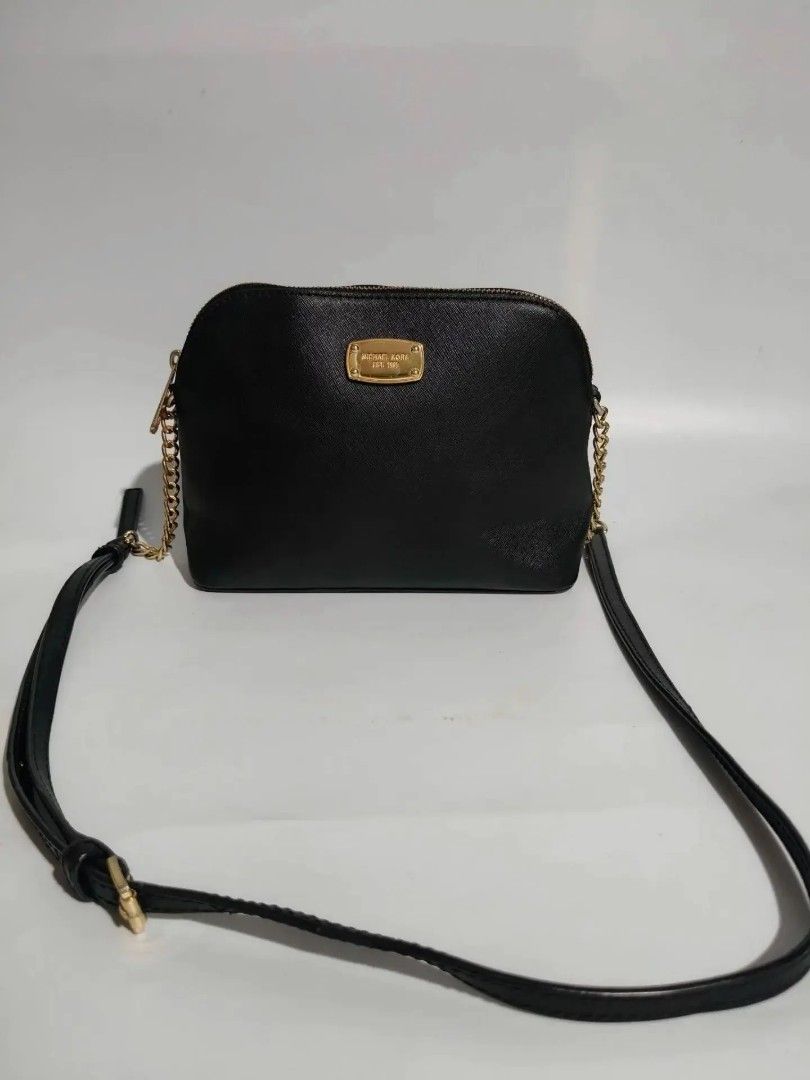 Original Michael Kors (Category: Shoulder Bags) located in Cabuyao City. Submitted by secondhand.shop.ph (Listing ID 1468186165, Image 1). Description: Sale❗Sale❗Sale❗ ₱1,699 Original Michael Kors Small Saffiano leather 📌 First to pay..