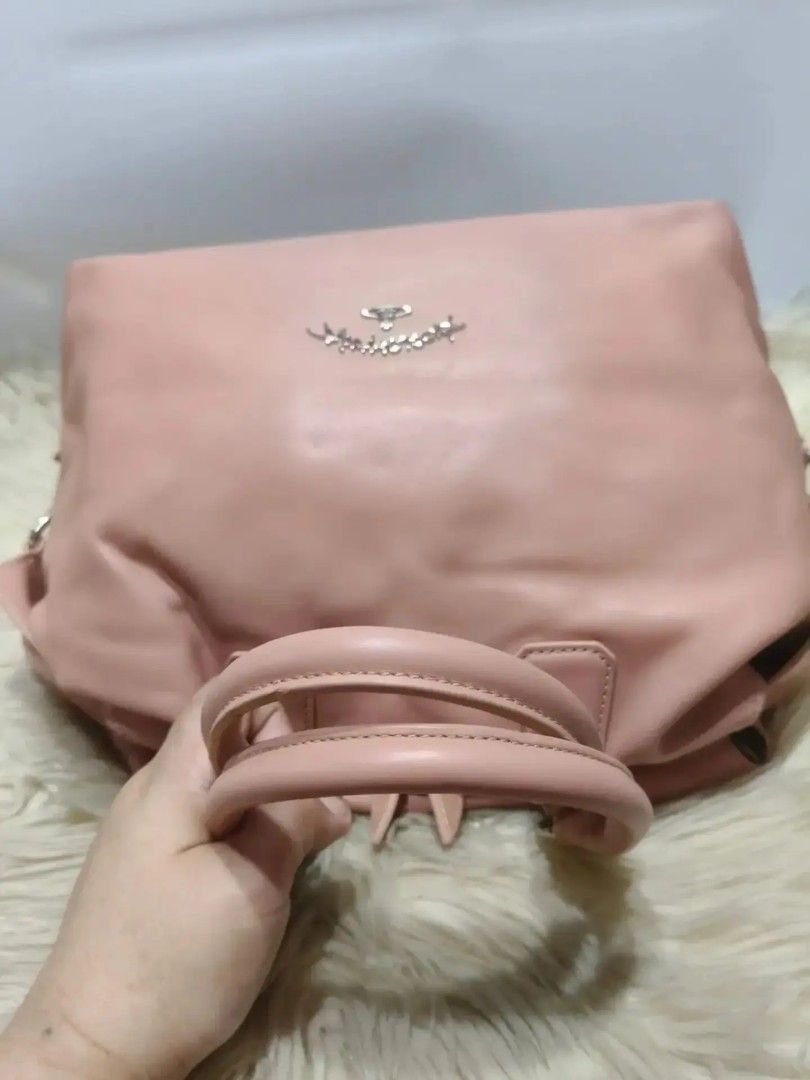 Original Vivienne Westwood (Category: Shoulder Bags) located in Cabuyao City. Submitted by secondhand.shop.ph (Listing ID 1468205012, Image 3). Description: Sale❗️Sale❗️Sale❗️ Original VIVIENNE WESTWOOD Like new condition Medium-Large Pure genuine leather 📌First to pay!.