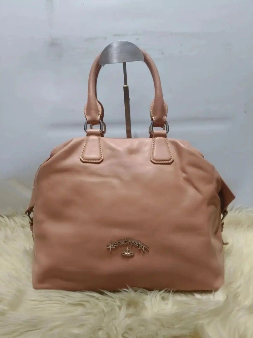 Original Vivienne Westwood (Category: Shoulder Bags) located in Cabuyao City. Submitted by secondhand.shop.ph (Listing ID 1468205012, Image 1). Description: Sale❗️Sale❗️Sale❗️ Original VIVIENNE WESTWOOD Like new condition Medium-Large Pure genuine leather 📌First to pay!.