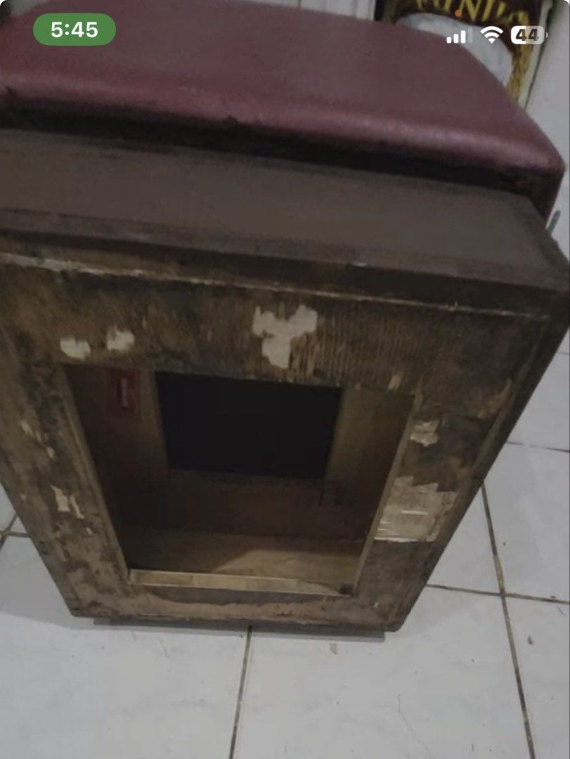 Ottoman (Category: Sofas) located in Manila. Submitted by inaahc (Listing ID 1468085890, Image 3). Description: Take all 4 pieces ottoman chairs or foot rest use but not abuse gamit sa mini cafe namin selling for good. 17” inc in height Pwede sa bahay pwede sa business nyo. Can sell as individual if interested one seater lang ito 🙏 🙏🙏 Pm lng..