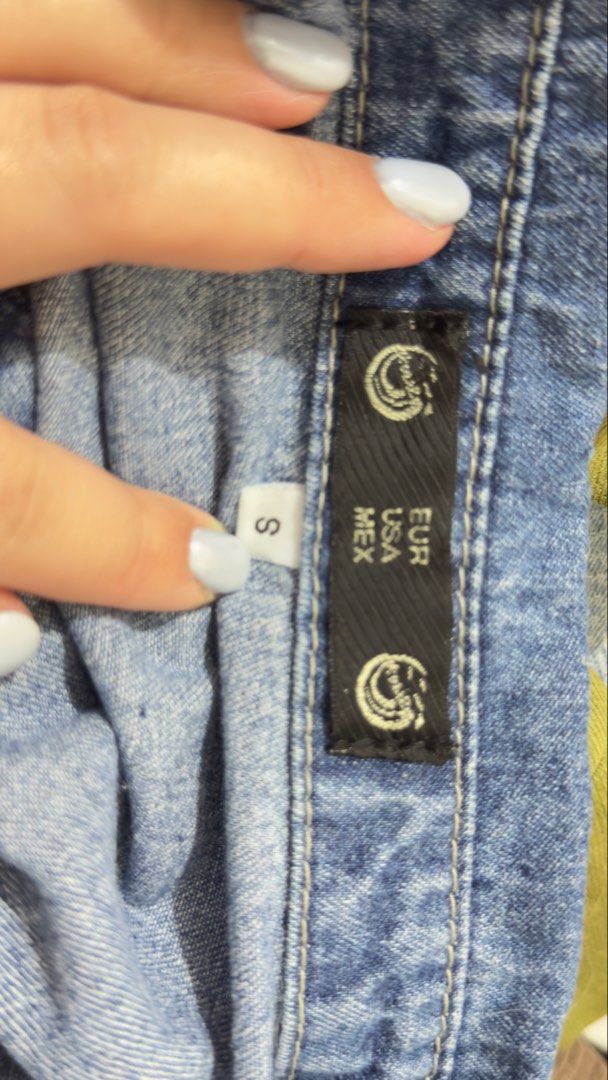Oversized Blue Denim Shirt with Pockets (Category: Shirts) located in Manila. Submitted by warmbird.ac6e1a (Listing ID 1468215847, Image 3). Description: - Color: Medium wash blue .