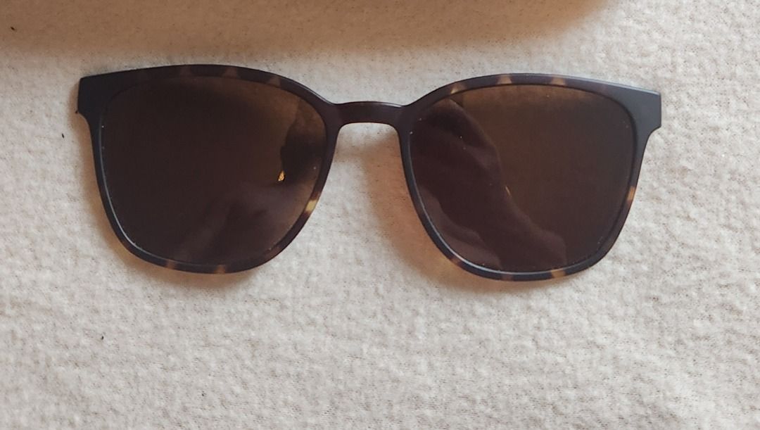 Owndays Snap Sunglasses attachmemt without Case (Category: Sunglasses & Eyewear) located in Mandaluyong City. Submitted by monty1958 (Listing ID 1468086698, Image 2). Description: - Brand: Owndays Snap - Frame: Stylish tortoiseshell design - Lenses: Dark tinted, clean, with minimal scratch - excludes casing (for brand feature purposes only) - Condition: Sturdy hinges, ready to use - Perfect for daily wear, easy to snap on and off - NOTE: Works fo