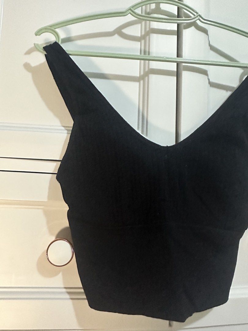 Padded Black Inner Top (Category: Sleeveless) located in Naic. Submitted by cilissa (Listing ID 1468171524, Image 2). Description: great for inner or not. small PM me for more details or inquiries J&T.