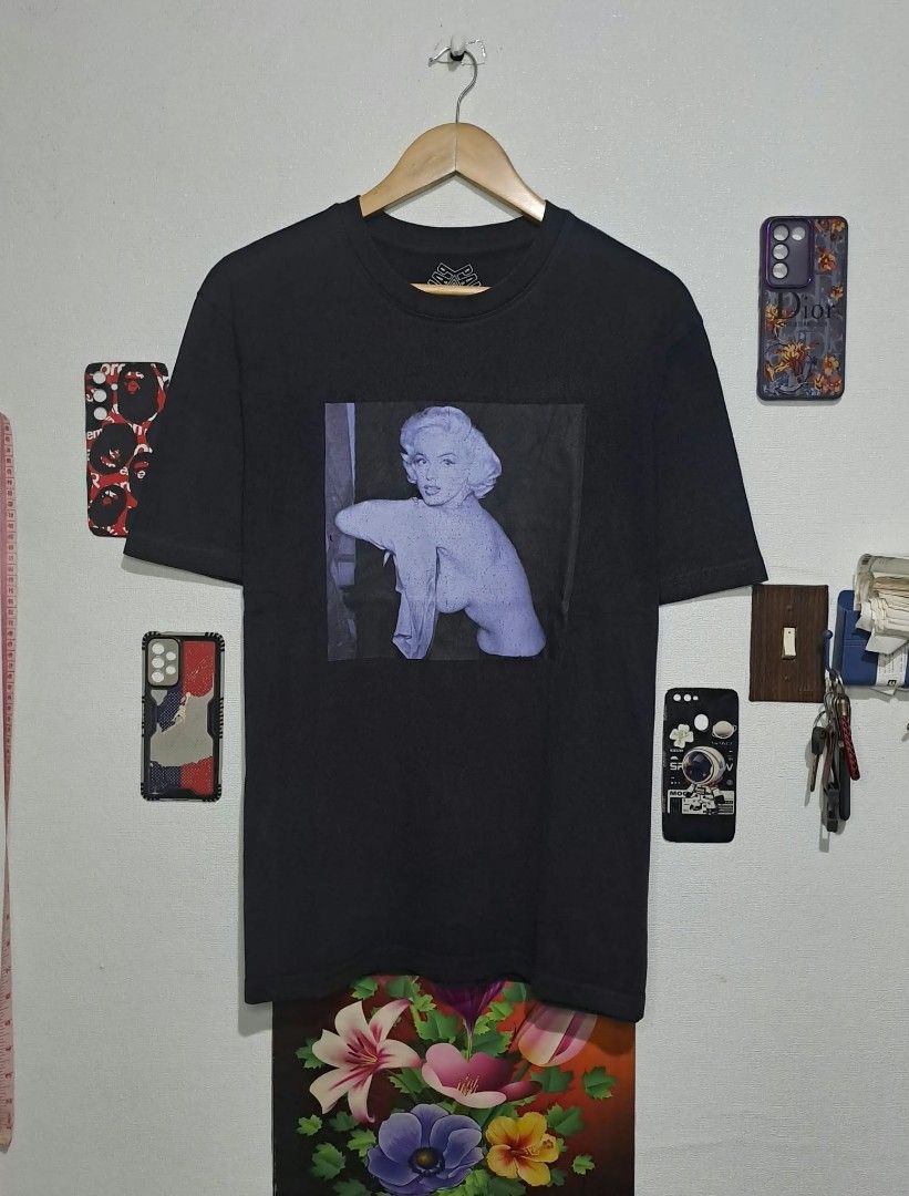 PALACE x MARILYN MONROE (Category: Tshirts & Polo Shirts ) located in Quezon City. Submitted by yaseen73 (Listing ID 1468243482, Image 1). Description: Palace x Marilyn Monroe Half - Naked Pictorial Wearing Size : Medium on Tag Dimensions : Please Refer to the Photo Color Rate : 9/10 - Issue May Be Seen in Photo - Condition : 4.5/5 Pre - Owned 550.00 Shipped MOP : G C A S H B A N K T R A N S F E R Seller's Location : 📍K1, Brgy. Pansol, Q.C.