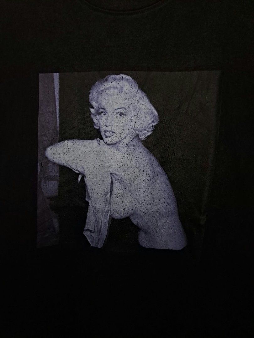 PALACE x MARILYN MONROE (Category: Tshirts & Polo Shirts ) located in Quezon City. Submitted by yaseen73 (Listing ID 1468243482, Image 3). Description: Palace x Marilyn Monroe Half - Naked Pictorial Wearing Size : Medium on Tag Dimensions : Please Refer to the Photo Color Rate : 9/10 - Issue May Be Seen in Photo - Condition : 4.5/5 Pre - Owned 550.00 Shipped MOP : G C A S H B A N K T R A N S F E R Seller's Location : 📍K1, Brgy. Pansol, Q.C.