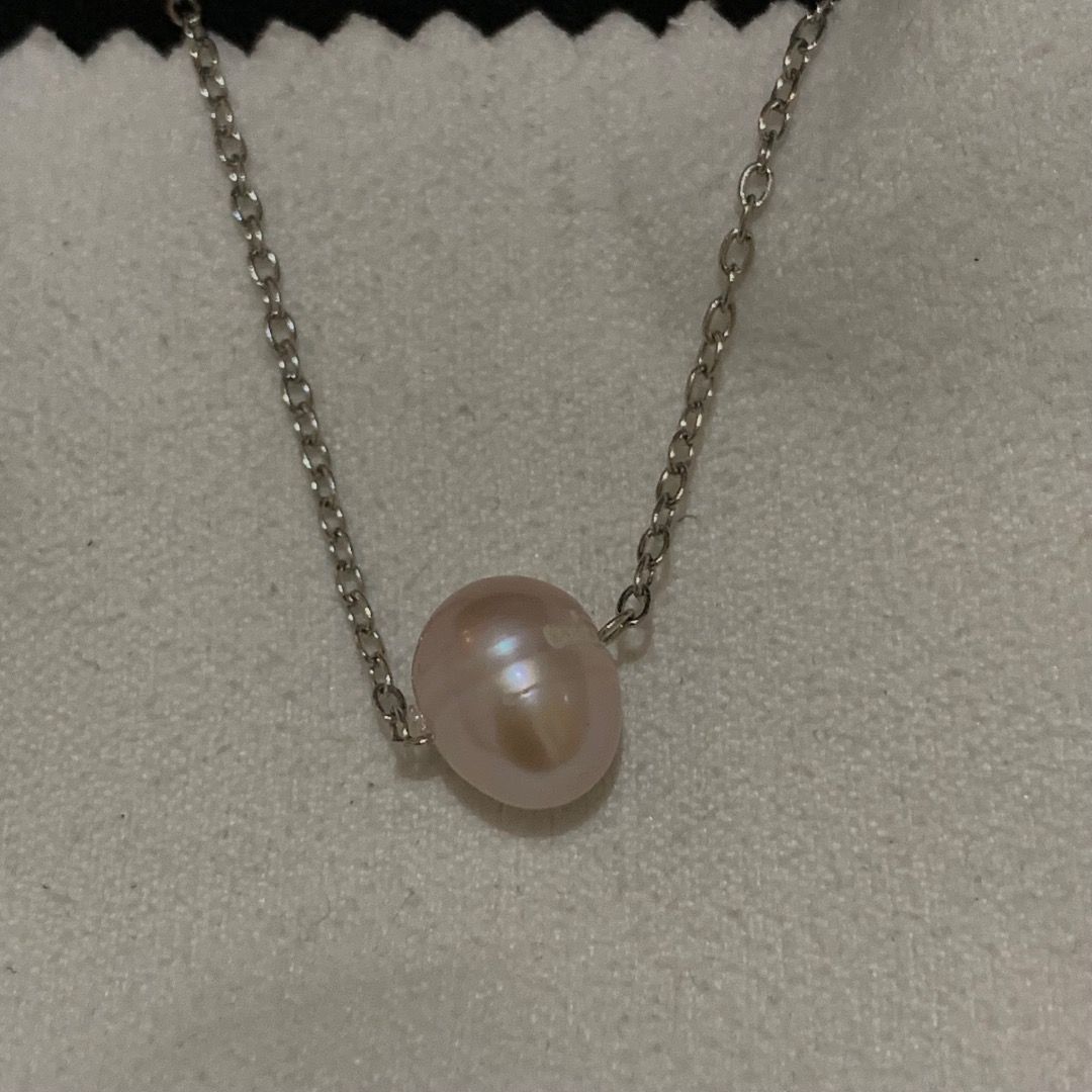 Pale Pink Edison Egg Pearl Necklace (Category: Necklaces) located in Quezon City. Submitted by itscxyy (Listing ID 1468069124, Image 2). Description: - Material: Stainless steel chain with a real freshwater pale pink edison egg pearl - Style: Simple everyday piece, perfect for mixing and matching with any outfit.