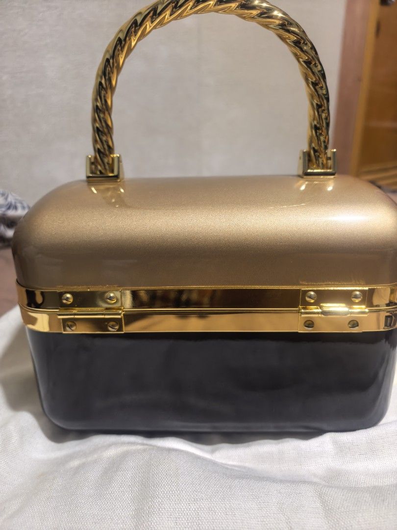 Paolotti Vanity Make up bag (Category: Accessory Holder, Box & Organizers) located in Manila. Submitted by cura.ta88 (Listing ID 1468239796, Image 3). Description: .