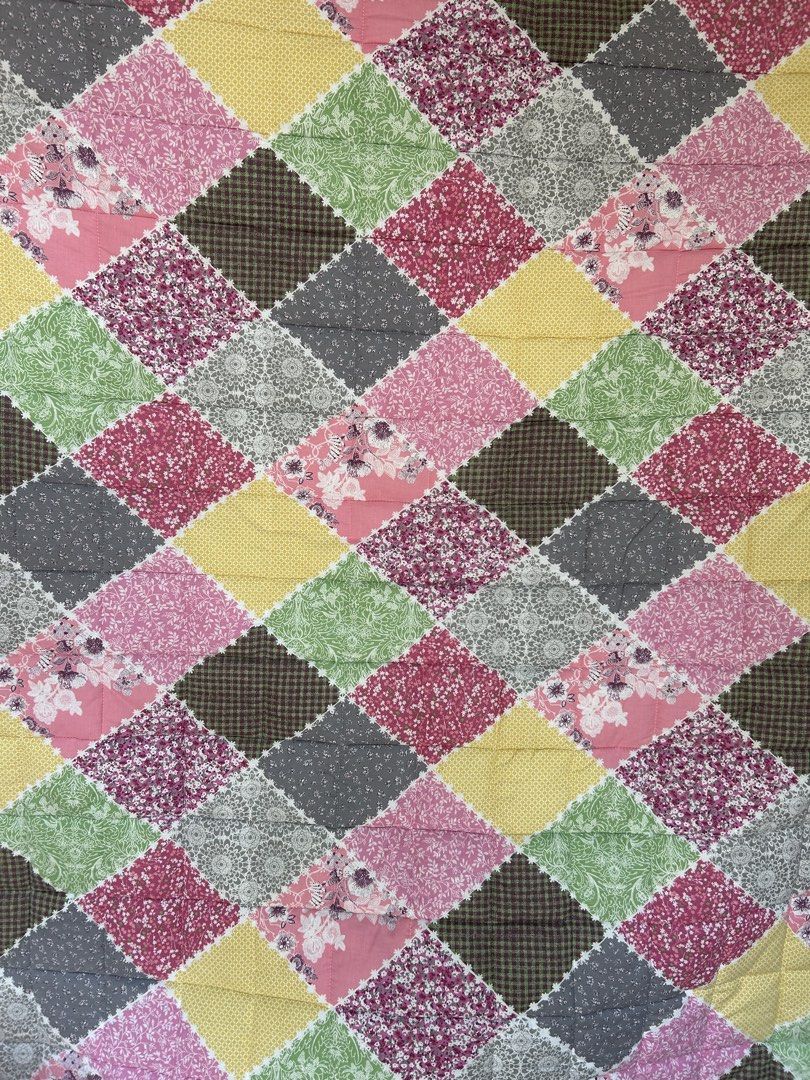 PATHWORK COMFORTER - Queen size (Category: Bedding & Towels) located in General Santos City (Dadiangas). Submitted by grasya_12 (Listing ID 1468129963, Image 3). Description: QUILTED PATHWORK COMFORTER Queen size Measurements: width- 72 inches length - 83 inches Issue: Back part (stain) .