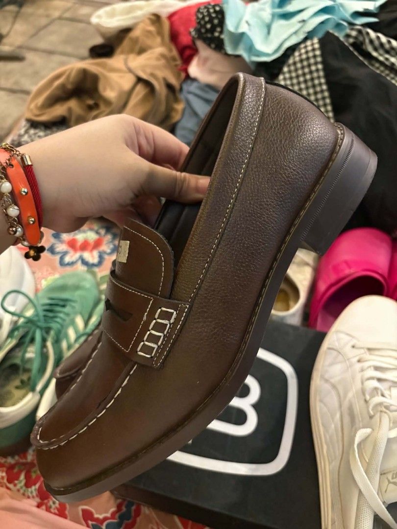 Payless(Hunter Bays) Leather Shoes (Category: Dress Shoes) located in Sarrat. Submitted by ebbiedoo (Listing ID 1468237607, Image 2). Description: Hunter Bays Leather Shoes(Payless Store) US 9 goods siya for narrow feet used 3x only RFS:hindi siya comfortable for me na size 9(wide feet) after using it for a day Box on hand 1k only + Sf Ilocos Norte Area Disclaimer hindi po to from ukay. Yung mga items sa background, preloved ng family namin yan.