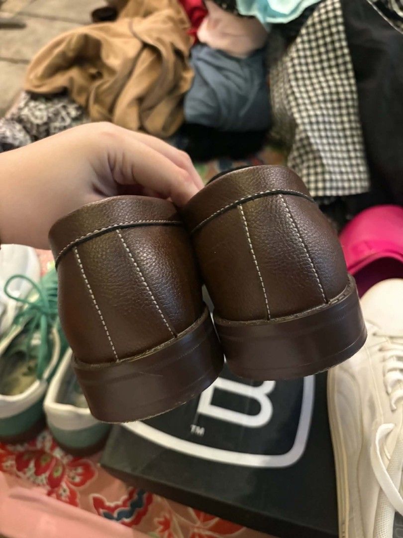 Payless(Hunter Bays) Leather Shoes (Category: Dress Shoes) located in Sarrat. Submitted by ebbiedoo (Listing ID 1468237607, Image 3). Description: Hunter Bays Leather Shoes(Payless Store) US 9 goods siya for narrow feet used 3x only RFS:hindi siya comfortable for me na size 9(wide feet) after using it for a day Box on hand 1k only + Sf Ilocos Norte Area Disclaimer hindi po to from ukay. Yung mga items sa background, preloved ng family namin yan.