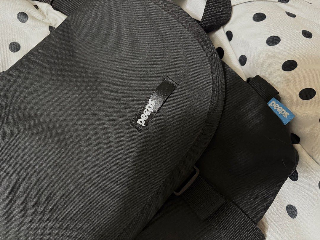 PEEPS Essential Messenger Bag (Category: Sling Bags) located in Manila. Submitted by thevintagebow (Listing ID 1468243867, Image 2). Description: PEEPS Essential Messenger Bag Original Price: ₱2,990 Selling Price: ₱2,000 (LP: ₱1,800) [From Korea] Color: Black Size: Transverse - 42 CM / Length - 31 CM / Width - 11 CM Material: Polyester 600d.