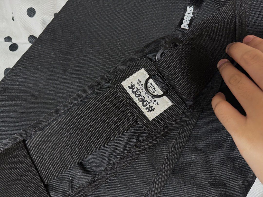 PEEPS Essential Messenger Bag (Category: Sling Bags) located in Manila. Submitted by thevintagebow (Listing ID 1468243867, Image 3). Description: PEEPS Essential Messenger Bag Original Price: ₱2,990 Selling Price: ₱2,000 (LP: ₱1,800) [From Korea] Color: Black Size: Transverse - 42 CM / Length - 31 CM / Width - 11 CM Material: Polyester 600d.