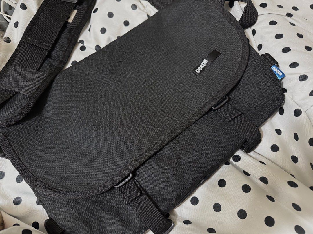 PEEPS Essential Messenger Bag (Category: Sling Bags) located in Manila. Submitted by thevintagebow (Listing ID 1468243867, Image 1). Description: PEEPS Essential Messenger Bag Original Price: ₱2,990 Selling Price: ₱2,000 (LP: ₱1,800) [From Korea] Color: Black Size: Transverse - 42 CM / Length - 31 CM / Width - 11 CM Material: Polyester 600d.