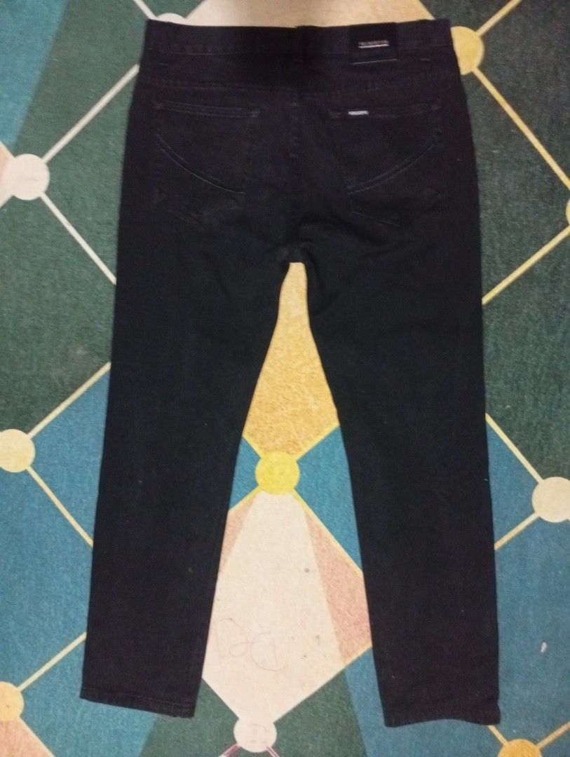 PENSHOPPE BLACK STRAIGHT DENIM PANTS (Category: Jeans) located in Santa Maria. Submitted by itsmacmacky (Listing ID 1468270493, Image 2). Description: PENSHOPPE Black Denim Pants – Size 33 Brand: Penshoppe Size: 33 Details: Black denim pants Classic 5-pocket design Straight/slim-leg fit Penshoppe branding on back pocket & waistband Clean, minimal black color Good condition.