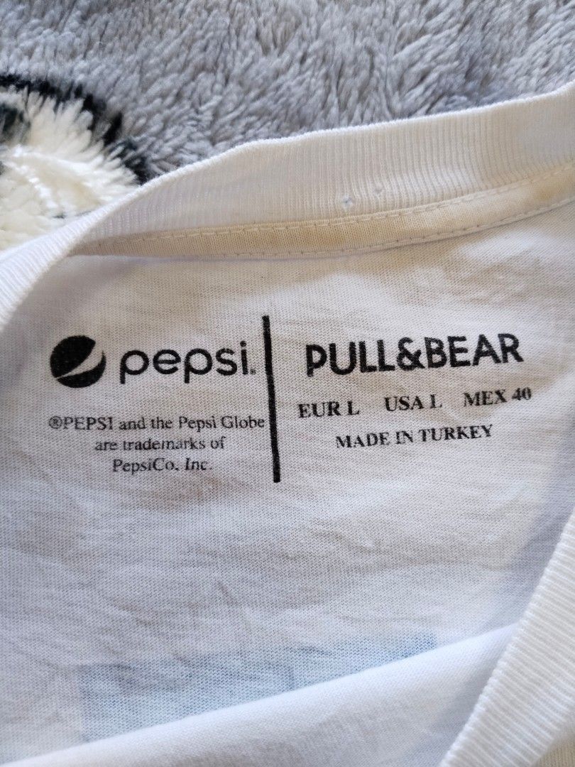 Pepsi × Pull&Bear "Gotta Have It" Tee — Size L (Category: Tshirts & Polo Shirts ) located in Mabalacat. Submitted by al_amin_thrift (Listing ID 1468115854, Image 3). Description: Pepsi × Pull&Bear "Gotta Have It" Tee — Size L ✅ Official PepsiCo x Pull&Bear collaboration ✅ Size L — relaxed oversized fit ✅ 100% cotton — soft & comfortable ✅ Iconic retro Pepsi graphic front + "Gotta Have It" back print ✅ Made in Turkey ✅ Good pre-loved condition ₱34
