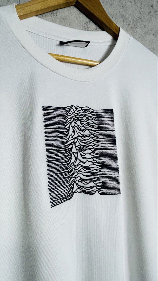 Pleasures x Joy Division Unknown Pleasures White Tee Large (Category: Tshirts & Polo Shirts ) located in Solano. Submitted by arc.matter (Listing ID 1468150343, Image 2). Description: Large on tag, can fit up to XL W23.5” x L30” Excellent condition.
