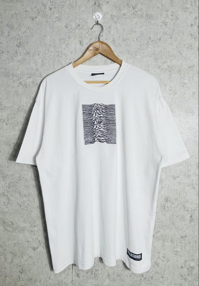 Pleasures x Joy Division Unknown Pleasures White Tee Large (Category: Tshirts & Polo Shirts ) located in Solano. Submitted by arc.matter (Listing ID 1468150343, Image 1). Description: Large on tag, can fit up to XL W23.5” x L30” Excellent condition.
